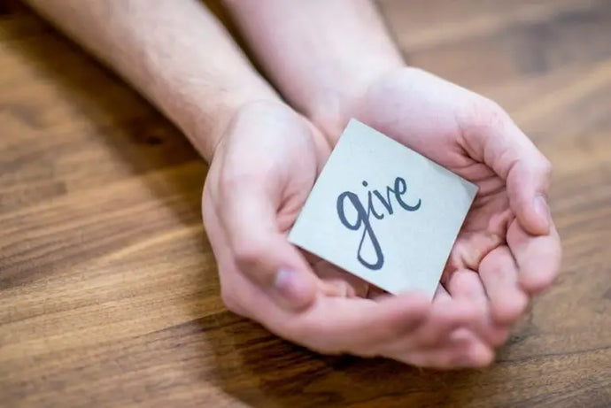 🎁 Gifting Comfort: Why a Hospital Gown Can Be the Most Meaningful Gift